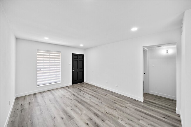 Building Photo - 1106 W Tri Oaks Ln