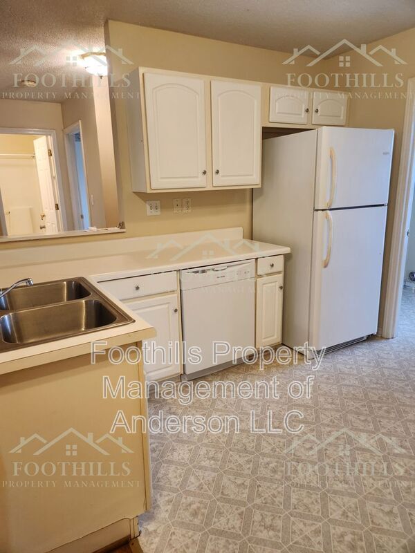 Building Photo - 1419 Oak Hill Dr