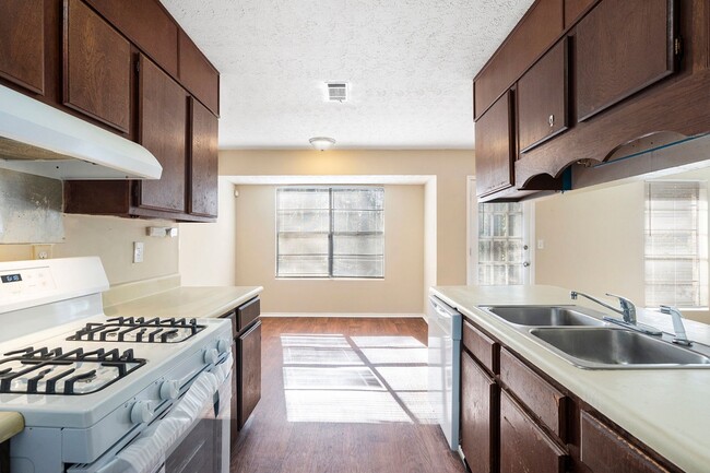 Building Photo - 3 Bedroom 2 Bath Home