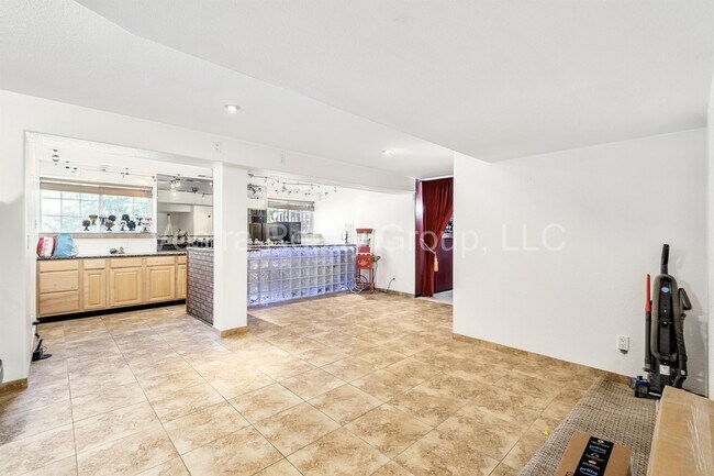 Building Photo - 2157 Maples Pl