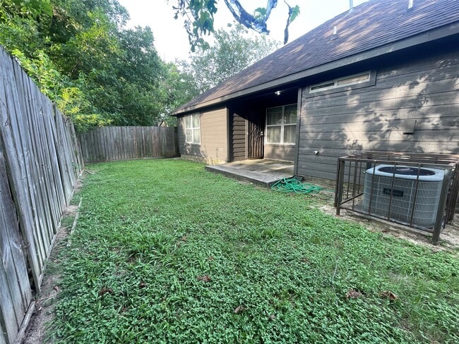 Building Photo - 6526 Paris St