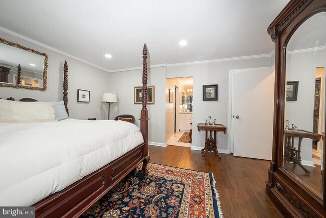 Building Photo - 1710 Oakwood Terrace