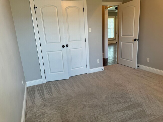 Building Photo - Gated community with community POOL!!!!