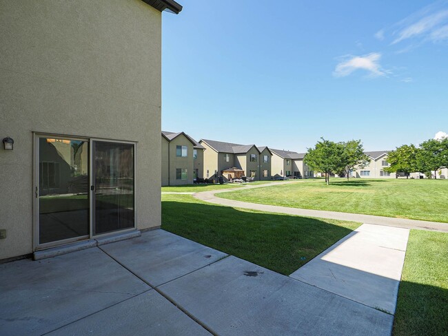 Building Photo - Beautiful 3-Bed, 2-Bath Townhome in Americ...