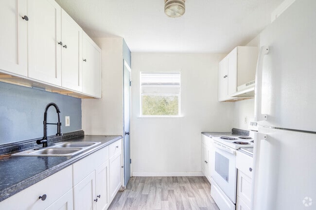 2BR, 1BA - Kitchen - Pipkin Apartments
