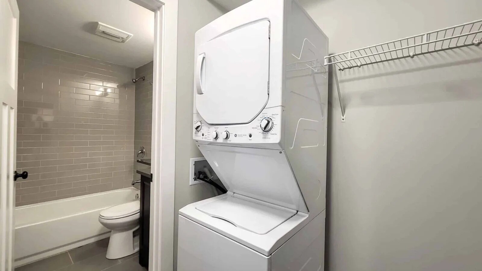 Building Photo - 542 W Surf St