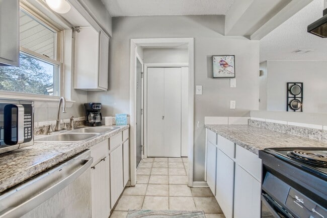 Building Photo - 101 Pine Forest Dr