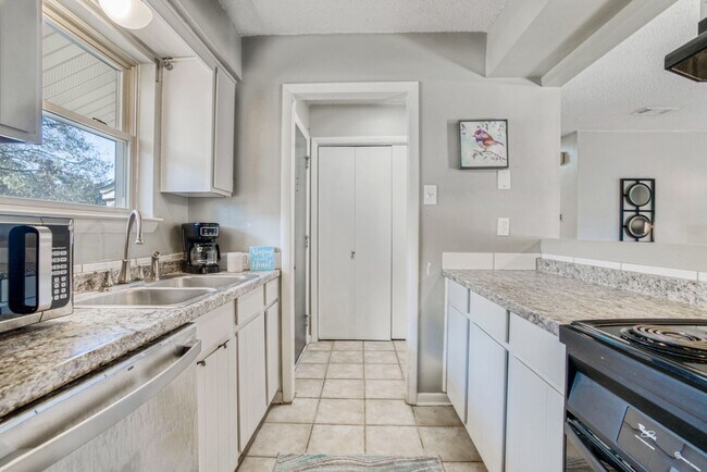 Building Photo - Maumelle Chic Condo