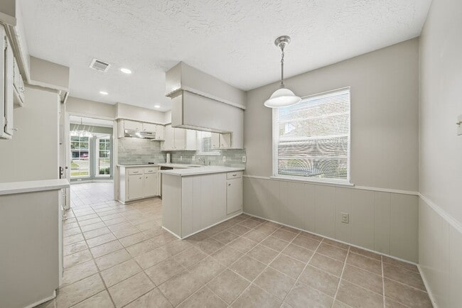 Building Photo - 3226 Springhill Dr