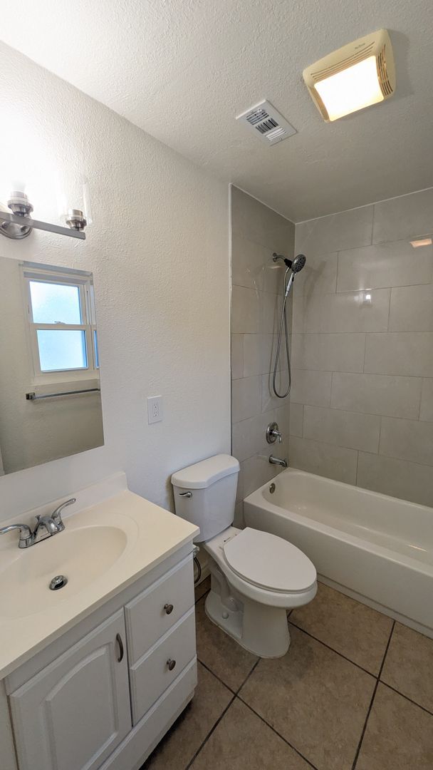 Building Photo - Move In Special!!!   Refreshed Single Level Home