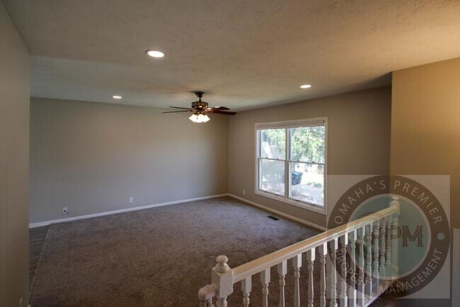 Building Photo - Millard 3 bed 3 bath with Park Access!