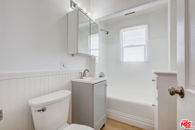 Building Photo - 967 N Doheny Dr