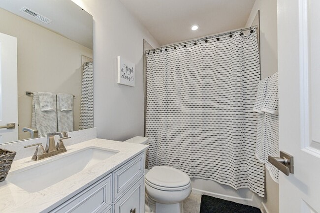 Building Photo - Stunning 3-bedroom, 4.5-bath townhome nest...