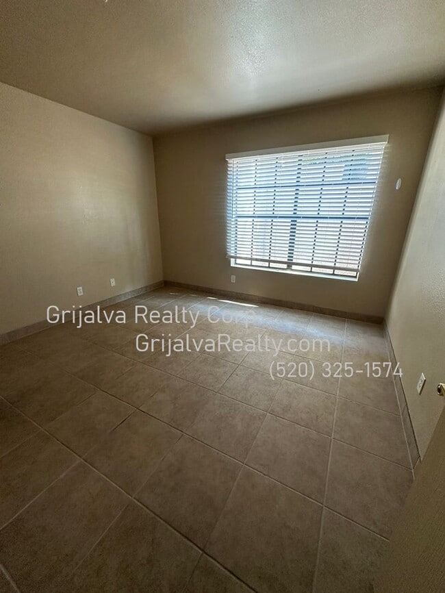 Building Photo - 6430 N Tierra De Las Catalinas
