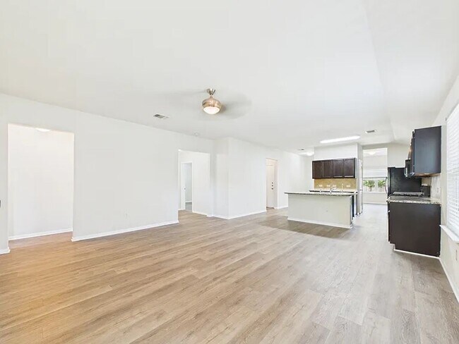 Building Photo - Spacious one-level home in Glenwood!
