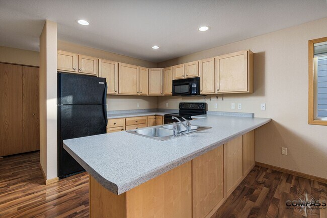 Building Photo - SPACIOUS UPDATED TOWNHOME WITH IN-UNIT LAU...