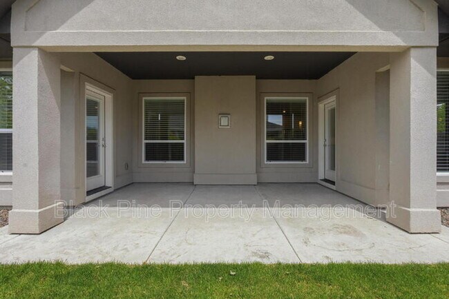Building Photo - 3761 W Renhold Dr