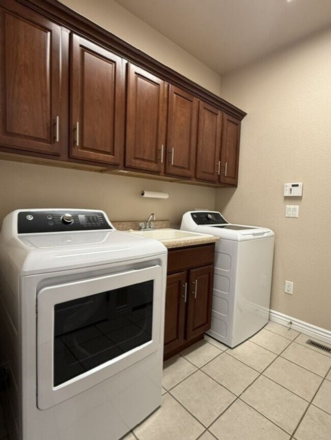 Building Photo - 400 Sterling Dr