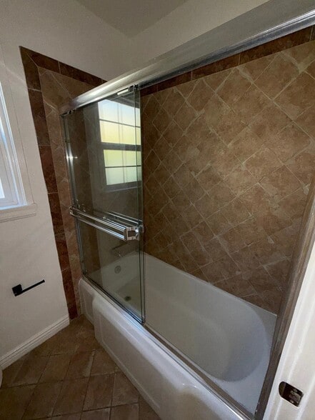 Building Photo - 14641 Moorpark St