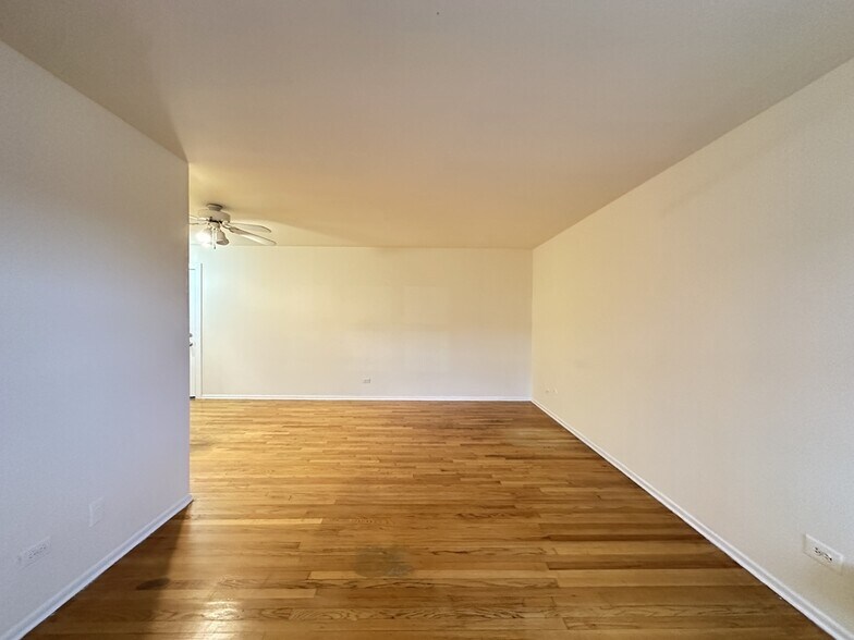 Building Photo - 665 W Wrightwood Ave