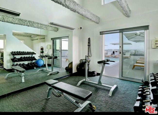 Building Photo - 838 N Doheny Dr