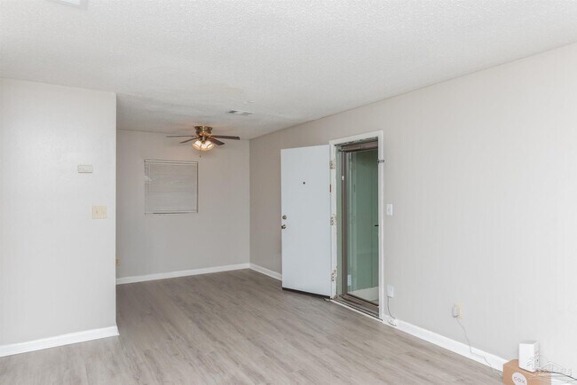 Building Photo - 6404 Dunbar Rd