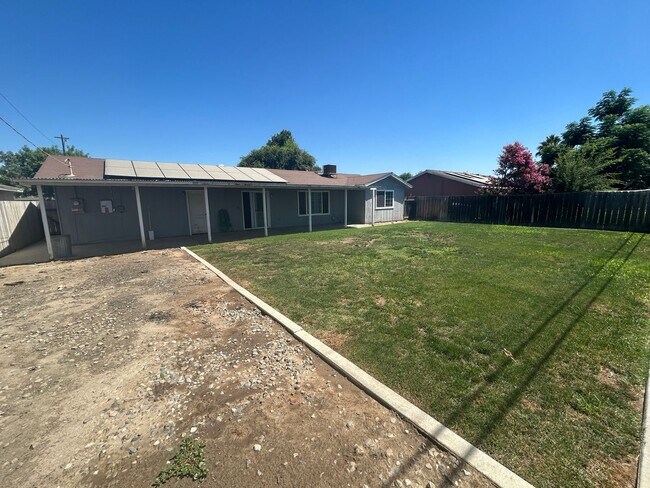 Building Photo - 3 bedroom 2 bath move in ready in Lemoore ...