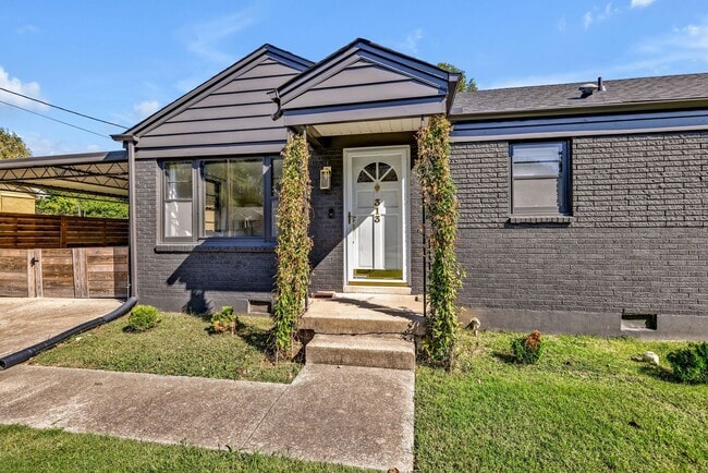 Building Photo - Beautifully furnished short-term rental in...