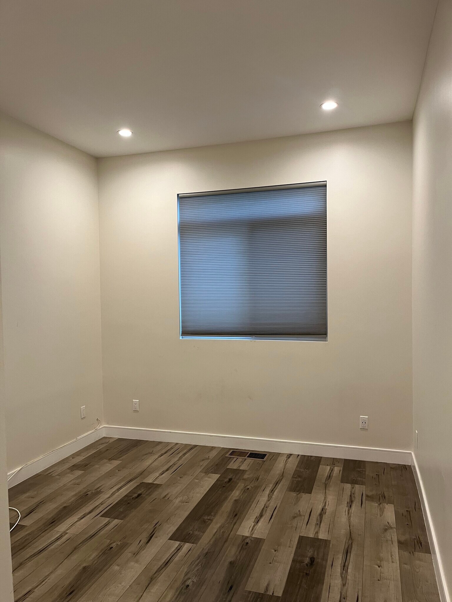 Building Photo - 3955 S Budlong Ave