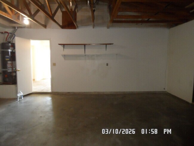 Building Photo - 3 Bedrooms, 1.75 Bathrooms, Approx. 1542 sq. ft., 2 Car Garage, Covered Patio, Large Fenced Corne...