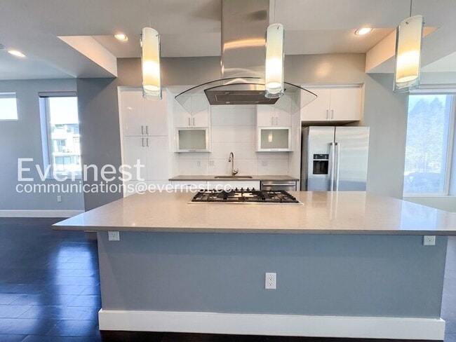 Building Photo - 3 Bed/3 Bath Townhome with Garage / Available Now!