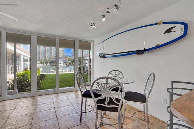 Building Photo - 2760 Yacht Club Blvd