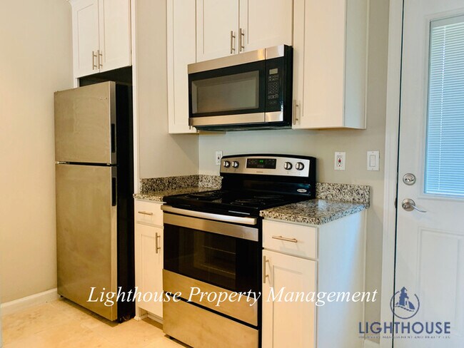 Building Photo - Renovated 2 Bedroom Townhome Just 8 Blocks From The Beach