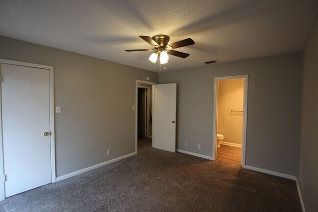 Building Photo - Coming Soon! 2 bed 2 bath Apartment in Sou...
