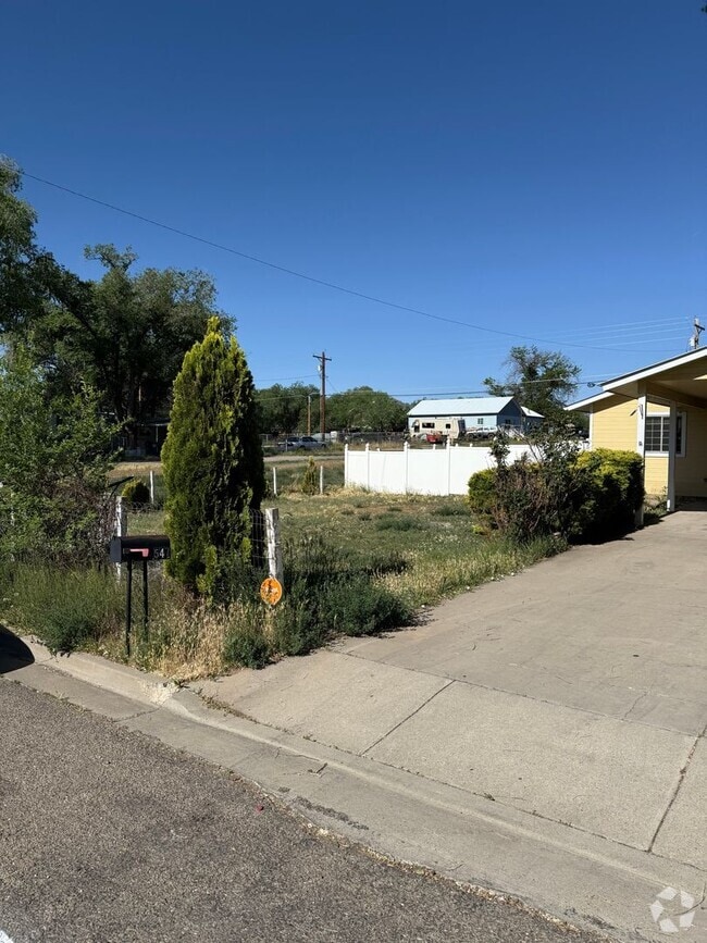 Building Photo - 3 bed, large yard