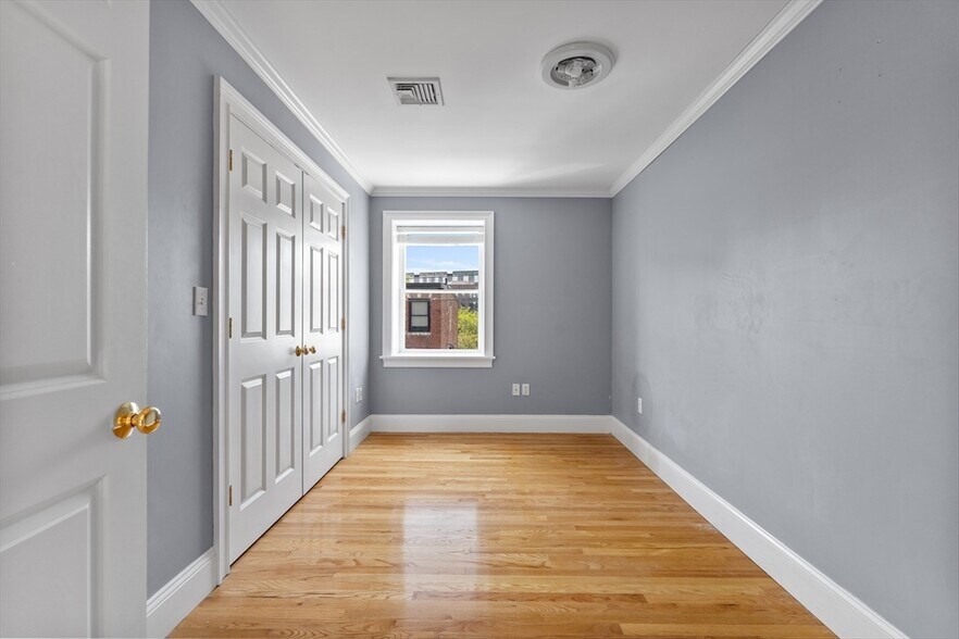 Building Photo - 212 W 9th St