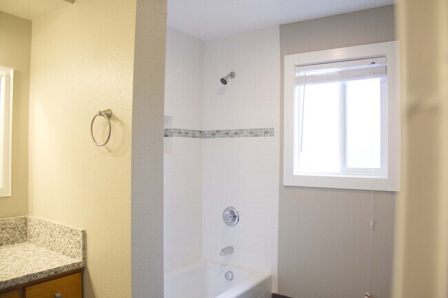 Building Photo - 2bed/2bath, W/D in unit, garage, and all d...