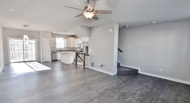 Building Photo - 4 Bed / 2-1/2 Bath Single Family Townhome w/1-Car Garage