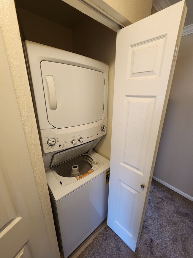 Building Photo - Upper 1 Bedroom Unit Located in Verano Com...