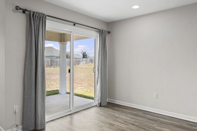 Building Photo - Beautiful 4/2 home with NEW fenced yard