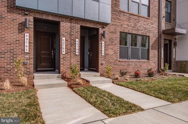 Building Photo - 43798 Middleway Ter