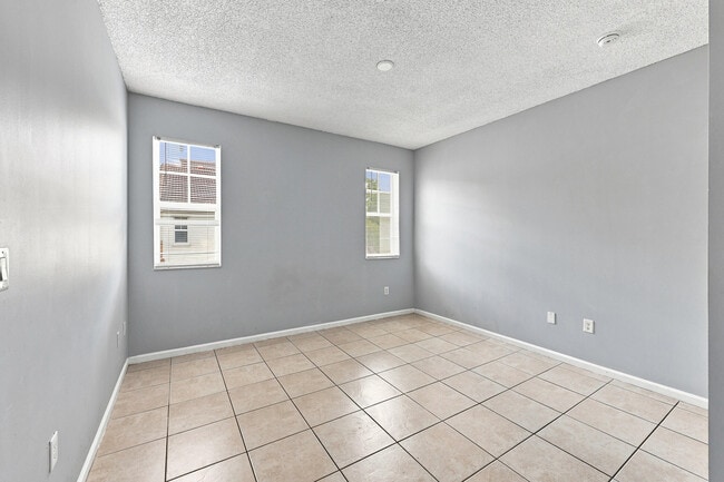 Building Photo - 5860 W Sample Rd