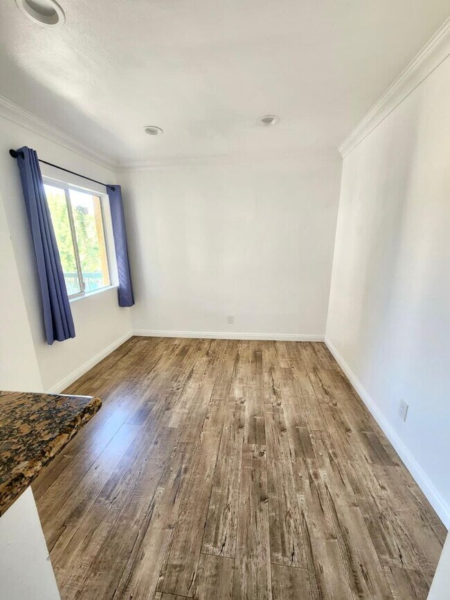 Building Photo - Beautiful and spacious condo in Tarzana!