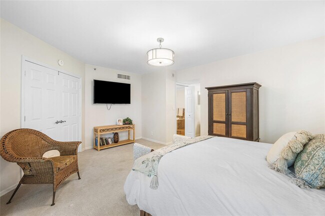 Building Photo - 100 SE 5th Ave