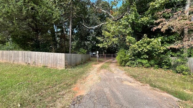 Building Photo - 3 Bed | 2 Bath Single Family Home