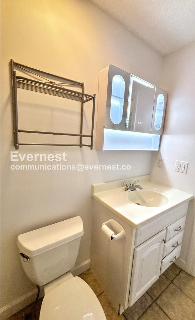 Building Photo - Spacious Condo with Modern Amenities and Garage Parking