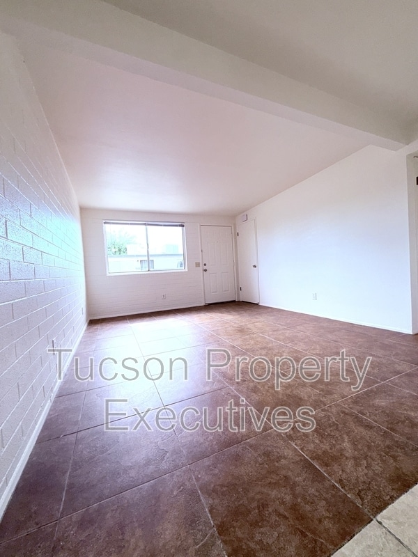 Building Photo - 4235 E Lee St