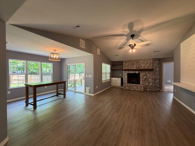 Building Photo - 1270 Skyview Dr