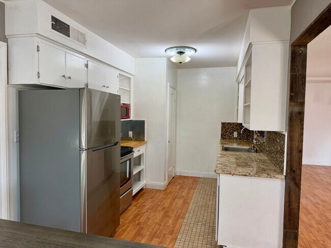 Building Photo - 223 Pollasky Ave