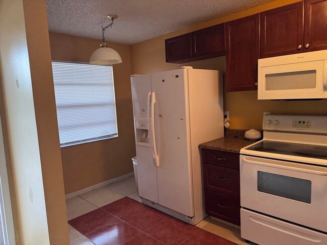 Building Photo - 4207 Lakeside Dr